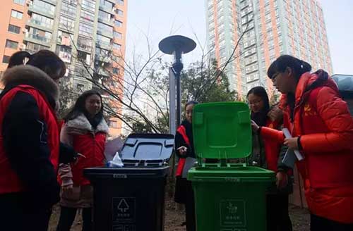 垃圾分類(lèi)系列: 垃圾桶蓋合起來(lái)!