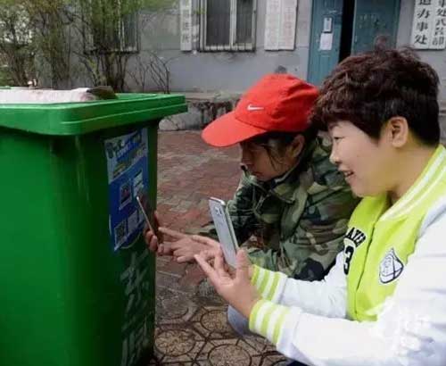 書報亭、早餐車，甚至垃圾桶都有二維碼“身份證”了。