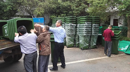 銅陵糧食局向扶貧村贈送100個(gè)垃圾桶 